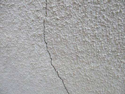 橿原市・田原本の外壁塗装・屋根塗装は実績No.1安心ヨネヤの奈良県のヨネヤのお客様の施工前の外壁ひび割れ