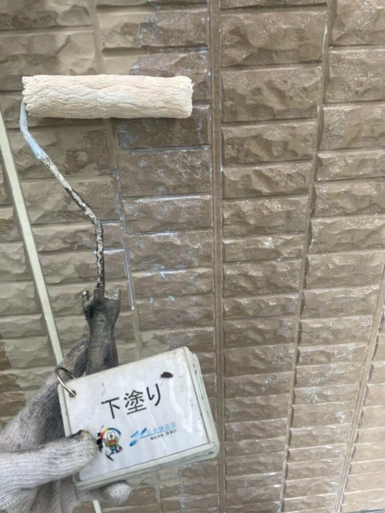 奈良の香芝市の株式会社ヨネヤの外壁塗装と屋根塗装の下塗り