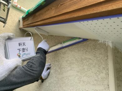 奈良橿原市I様邸　外壁塗装工事 軒天下塗り