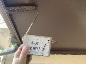 現場の作業風景　軒天の塗装
